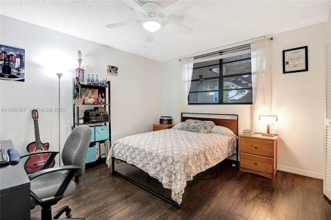 Condominio en venta en Pembroke Pines, Florida, 2 dormitorios, 94.85 m2 № 2051268 - foto 17
