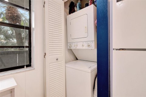 Condominio en venta en Pembroke Pines, Florida, 2 dormitorios, 94.85 m2 № 2051268 - foto 19