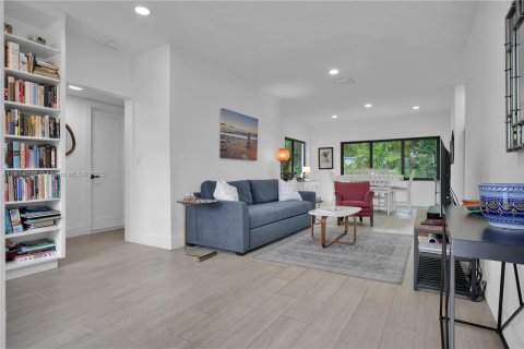 House in Coral Gables, Florida 2 bedrooms, 120.31 sq.m. № 1766304 - photo 3