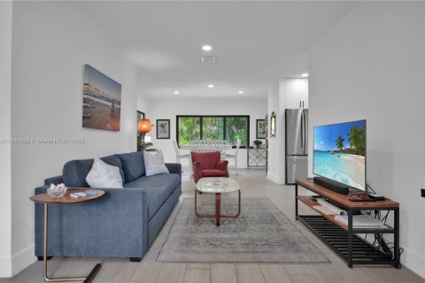 House in Coral Gables, Florida 2 bedrooms, 120.31 sq.m. № 1766304 - photo 6