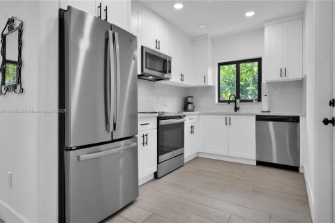 House in Coral Gables, Florida 2 bedrooms, 120.31 sq.m. № 1766304 - photo 9