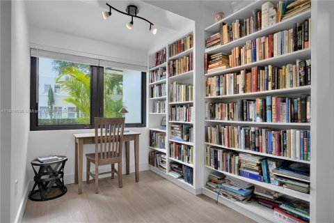 House in Coral Gables, Florida 2 bedrooms, 120.31 sq.m. № 1766304 - photo 10