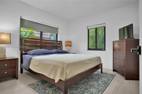 House in Coral Gables, Florida 2 bedrooms, 120.31 sq.m. № 1766304 - photo 11