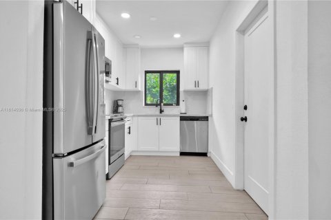 House in Coral Gables, Florida 2 bedrooms, 120.31 sq.m. № 1766304 - photo 7