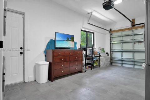 House in Coral Gables, Florida 2 bedrooms, 120.31 sq.m. № 1766304 - photo 16