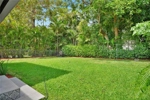 House in Coral Gables, Florida 2 bedrooms, 120.31 sq.m. № 1766304 - photo 17