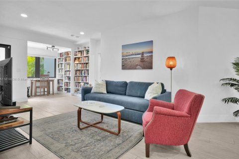 House in Coral Gables, Florida 2 bedrooms, 120.31 sq.m. № 1766304 - photo 5