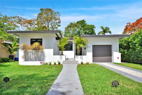 House in Coral Gables, Florida 2 bedrooms, 120.31 sq.m. № 1766304 - photo 1