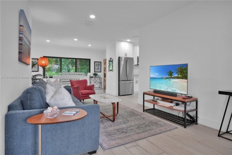 House in Coral Gables, Florida 2 bedrooms, 120.31 sq.m. № 1766304 - photo 4