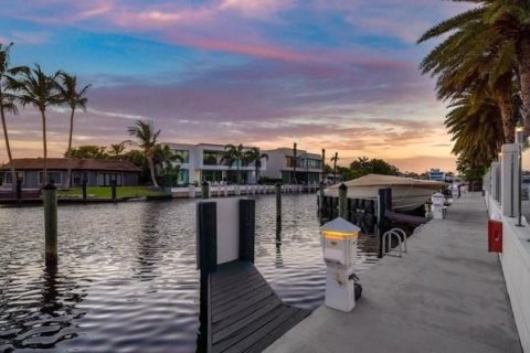 Townhouse in Lauderdale-by-the-Sea, Florida 3 bedrooms, 253.9 sq.m. № 1221631 - photo 1
