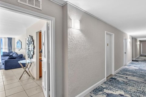 Купить кондоминиум в Халландейл-Бич, Флорида 2 спальни, 102.19м2, № 2005282 - фото 2