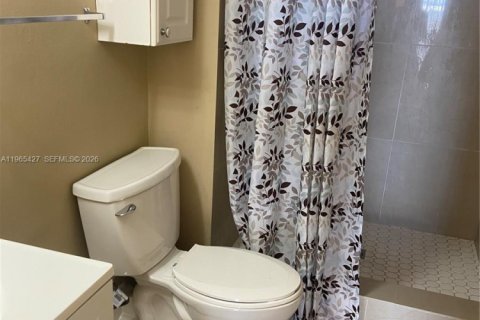 Condo in North Miami, Florida, 2 bedrooms № 2081209 - photo 6