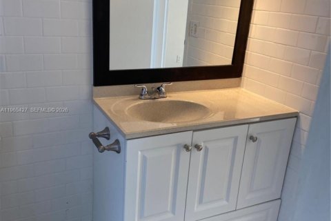 Condo in North Miami, Florida, 2 bedrooms № 2081209 - photo 3