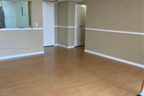 Condo in North Miami, Florida, 2 bedrooms № 2081209 - photo 9
