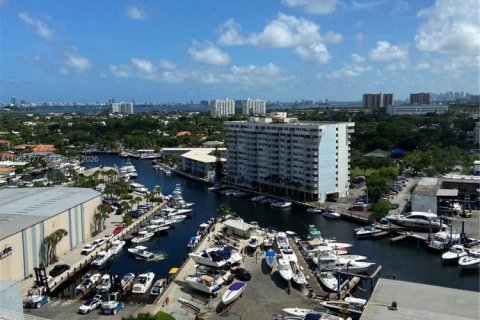Condo in North Miami, Florida, 2 bedrooms № 2081209 - photo 10
