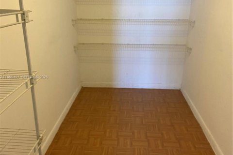 Condo in North Miami, Florida, 2 bedrooms № 2081209 - photo 11