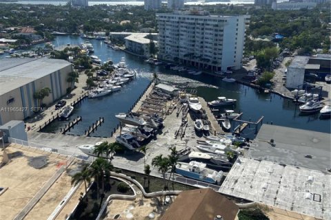 Condo in North Miami, Florida, 2 bedrooms № 2081209 - photo 8