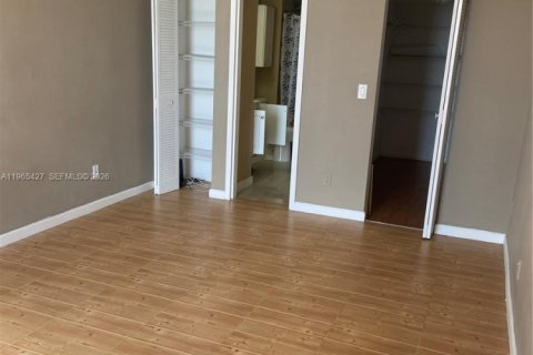 Condo in North Miami, Florida, 2 bedrooms № 2081209 - photo 2
