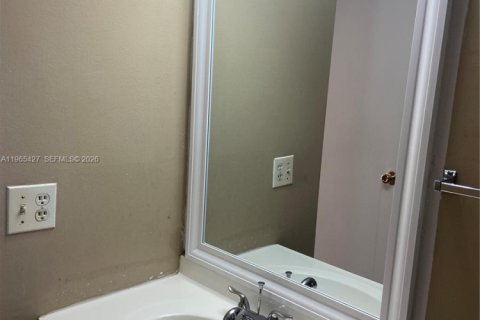Condo in North Miami, Florida, 2 bedrooms № 2081209 - photo 4