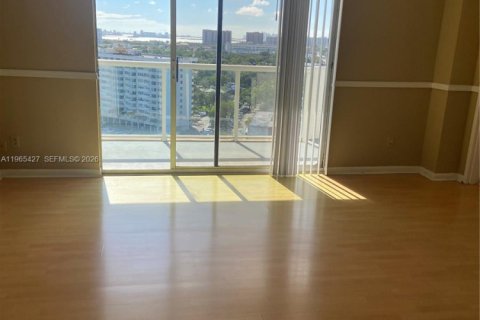 Condo in North Miami, Florida, 2 bedrooms № 2081209 - photo 7