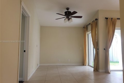 House in Weston, Florida 2 bedrooms, 82.96 sq.m. № 1930210 - photo 3