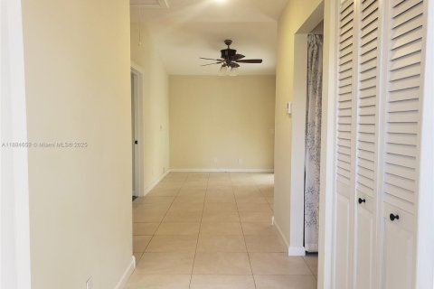 House in Weston, Florida 2 bedrooms, 82.96 sq.m. № 1930210 - photo 2