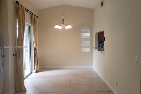 House in Weston, Florida 2 bedrooms, 82.96 sq.m. № 1930210 - photo 5