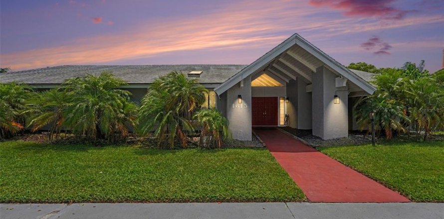 House in Clearwater, Florida 4 bedrooms, 402.08 sq.m. № 2234790
