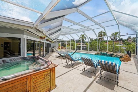 House in Clearwater, Florida 4 bedrooms, 402.08 sq.m. № 2234790 - photo 22