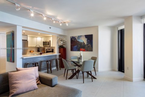 Condominio en alquiler en Miami, Florida, 1 dormitorio, 73.39 m2 № 2026425 - foto 3