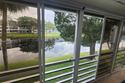 Condo in Deerfield Beach, Florida, 2 bedrooms  № 1764361 - photo 1