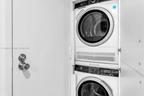 Condominio en venta en Miami, Florida, 1 dormitorio, 86.4 m2 № 2013173 - foto 14