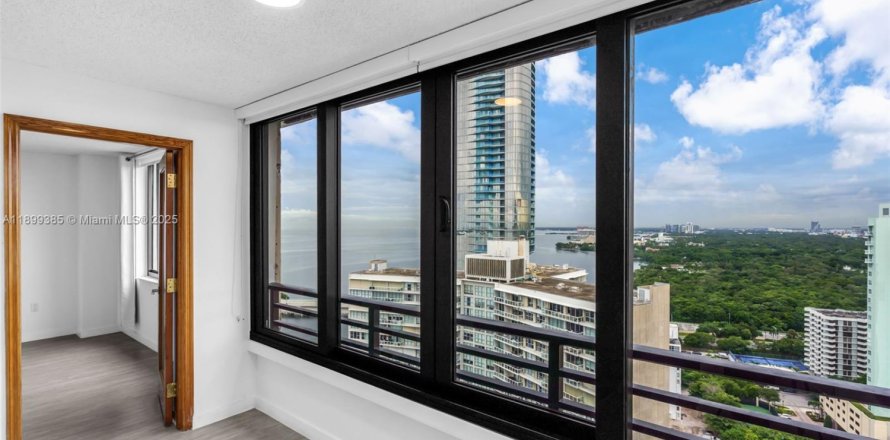 Condominio en Miami, Florida, 1 dormitorio  № 2013173