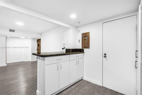 Condominio en venta en Miami, Florida, 1 dormitorio, 86.4 m2 № 2013173 - foto 15