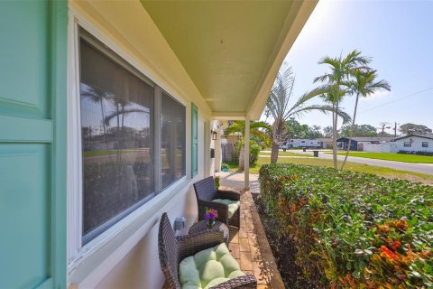 House in Saint Petersburg, Florida 2 bedrooms, 94.76 sq.m. № 1673438 - photo 3