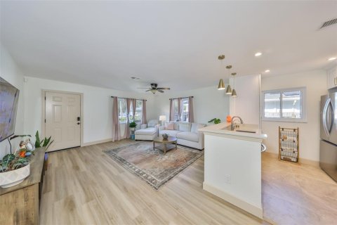 House in Saint Petersburg, Florida 2 bedrooms, 94.76 sq.m. № 1673438 - photo 12