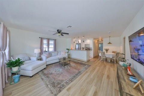 House in Saint Petersburg, Florida 2 bedrooms, 94.76 sq.m. № 1673438 - photo 5