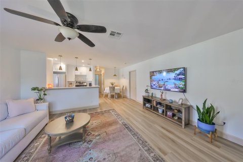 House in Saint Petersburg, Florida 2 bedrooms, 94.76 sq.m. № 1673438 - photo 6