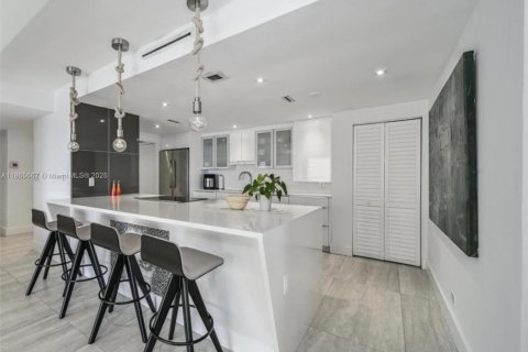Condominio en alquiler en Miami, Florida, 2 dormitorios, 135.64 m2 № 1979289 - foto 5