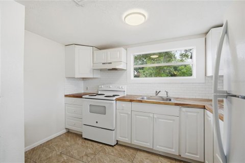 House in Tampa, Florida 3 bedrooms, 149.57 sq.m. № 2393477 - photo 10