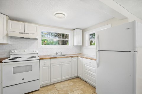 House in Tampa, Florida 3 bedrooms, 149.57 sq.m. № 2393477 - photo 11