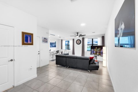 Adosado en venta en Miami, Florida, 3 dormitorios, 143.44 m2 № 1951900 - foto 7