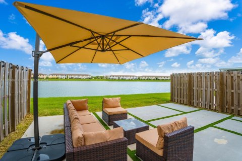 Adosado en venta en Miami, Florida, 3 dormitorios, 143.44 m2 № 1951900 - foto 1