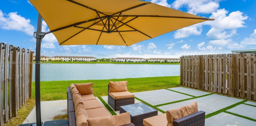 Adosado en Miami, Florida 3 dormitorios, 143.44 m2 № 1951900