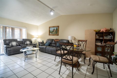Townhouse in Miami, Florida 3 bedrooms, 102.56 sq.m. № 2054994 - photo 4