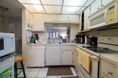 Townhouse in Miami, Florida 3 bedrooms, 102.56 sq.m. № 2054994 - photo 2