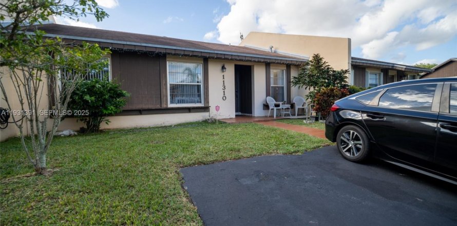 Townhouse in Miami, Florida 3 bedrooms, 102.56 sq.m. № 2054994