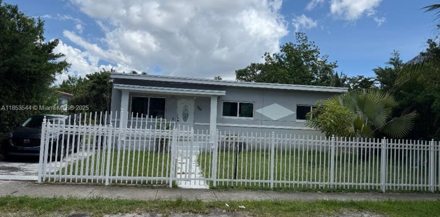 Casa en North Miami, Florida 3 dormitorios, 216.28 m2 № 2194421