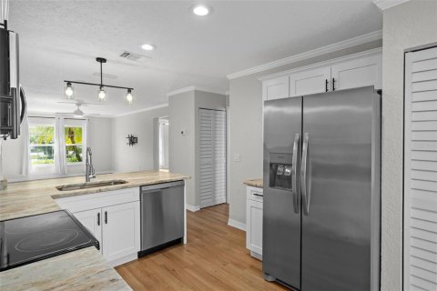 Condo in New Port Richey, Florida, 2 bedrooms  № 2386111 - photo 16