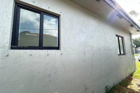 House in Miami, Florida 4 bedrooms, 130.06 sq.m. № 1890190 - photo 5